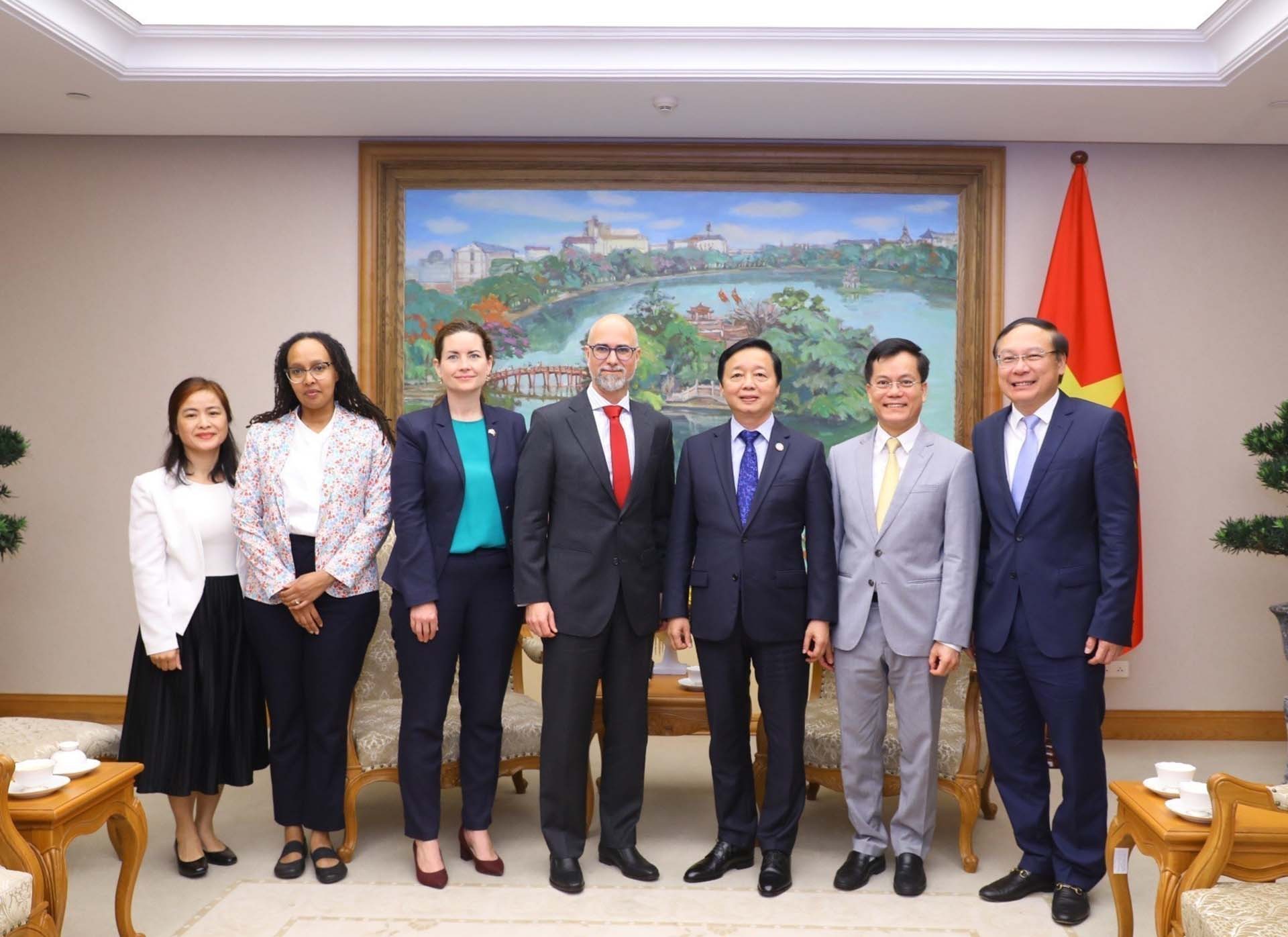 Phó Thủ tướng Trần Hồng Hà và Đại sứ Canada tại Việt Nam Shawn Steil cùng các đại biểu. (Nguồn: TTXVN)
