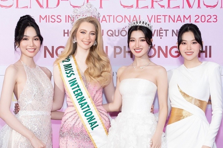 Á hậu Phương Nhi nhận sash Miss International Vietnam 2023 cùng bạn bè và người thân