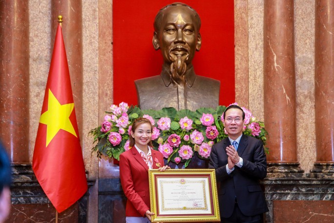 Chủ tịch nước Võ Văn Thưởng trao Huân chương Lao động hạng Nhì cho VĐV Nguyễn Thị Oanh. (Nguồn: nld.com.vn)
