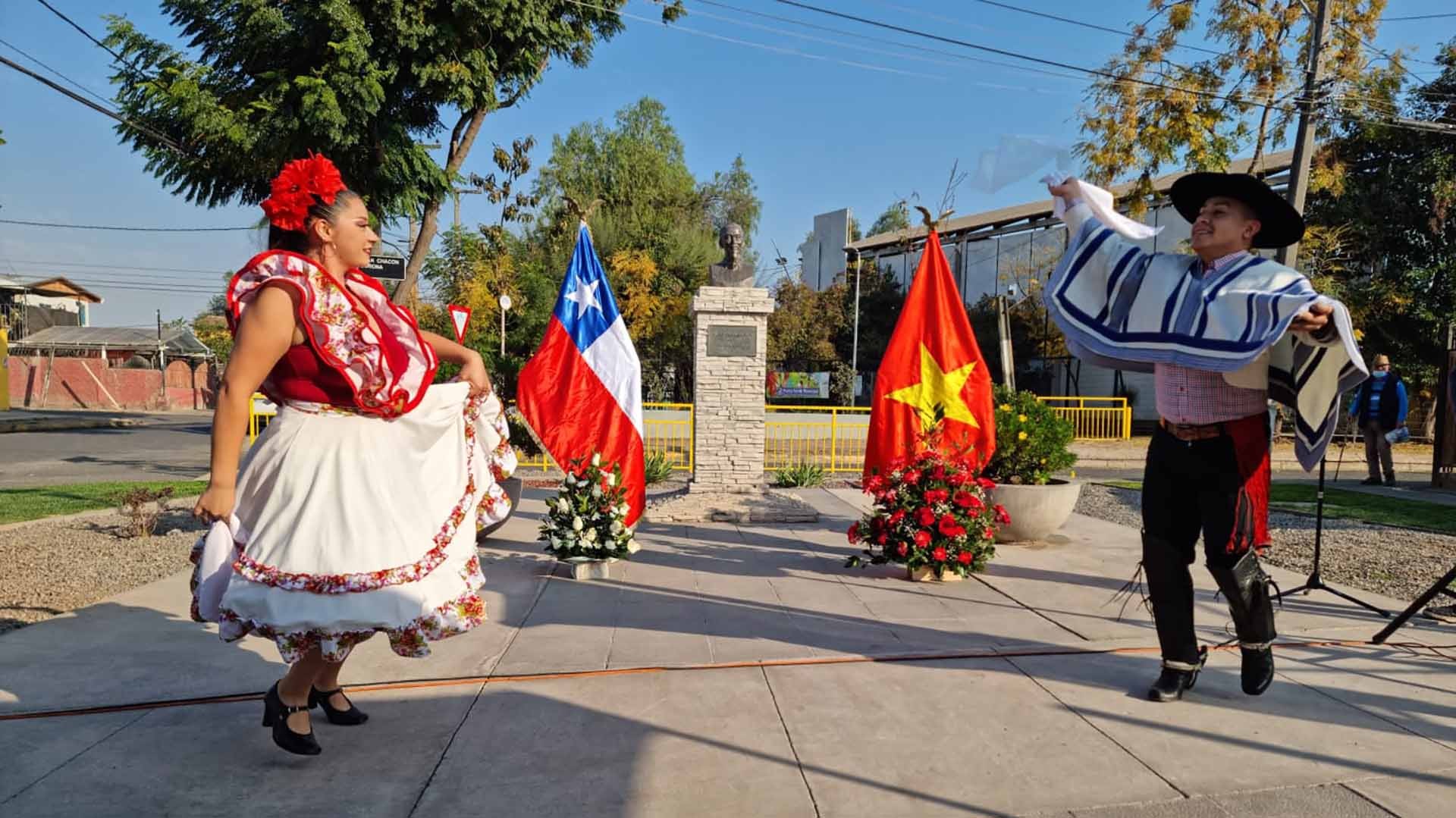Dâng hoa kỷ niệm 133 năm ngày sinh Chủ tịch Hồ Chí Minh tại Santiago, Chile