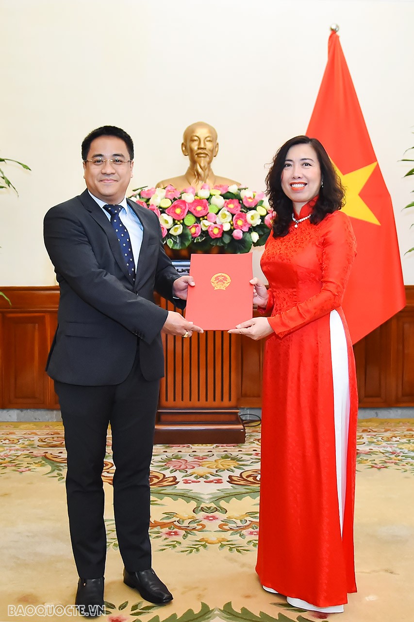 Tại buổi lễ, Thứ trưởng Ngoại giao Lê Thị Thu Hằng trao quyết định điều động và bổ nhiệm lại ông Nguyễn Hải Lưu, giữ chức Phó Vụ trưởng, Vụ Chính sách đối ngoại.