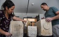 Israel phát hiện những quan tài 1.850 năm tuổi, được trang trí bằng đá trong hang động