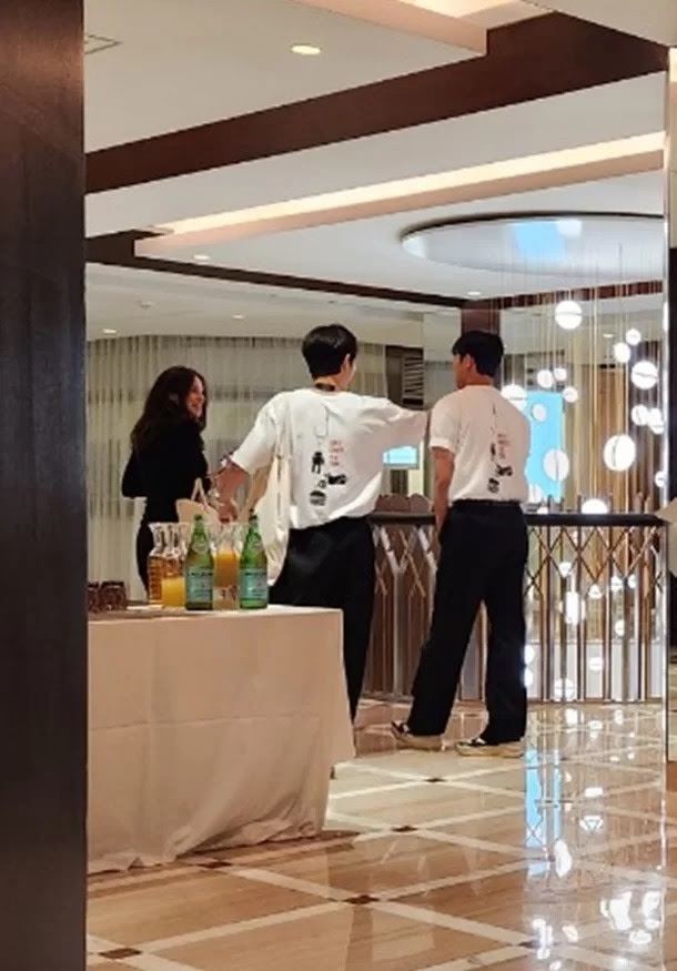 Theo YTN, vợ đi cùng Song Joong Ki tới Cannes nhưng không xuất hiện tại sự kiện với anh. Cô lọt vào tầm ngắm của paparazzi khi đứng cạnh chồng ở khách sạn. Cô được cho cùng chồng sang châu Âu từ tháng 2.