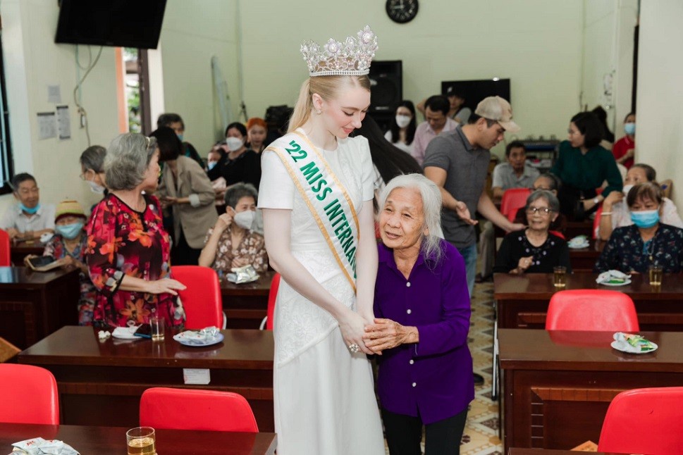 Cô giao lưu với các cụ già tại viện dưỡng lão. Trên Instagram, Jasmin đăng tải hình ảnh trong chuyến thăm, đồng thời chia sẻ rằng cô rất yêu đất nước và con người Việt Nam.