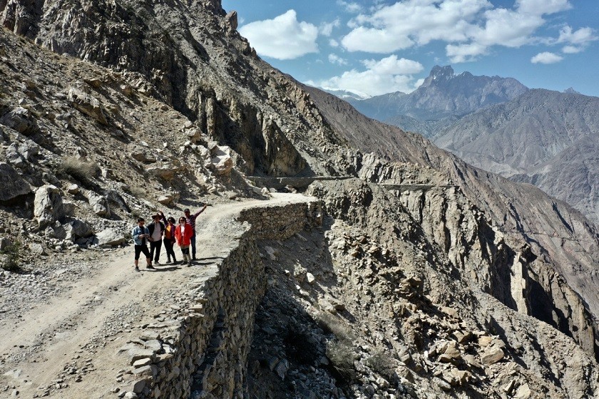 Nhiều đoạn đường được xếp lại bằng đá cheo leo giữa những vách núi, để làm được con đường kết nối này là cả một kỳ công của những con người nơi đây.
