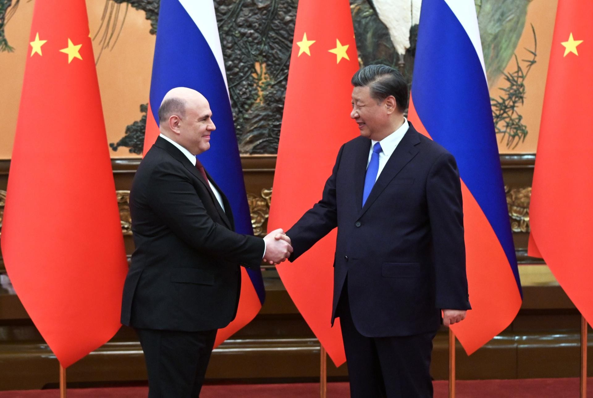 Thủ tướng Nga gặp Chủ tịch Trung Quốc: Tỏ trân trọng quan hệ với Bắc Kinh, tuyên bố 'kề vai sát cánh' (Nguồn: Sputnik)