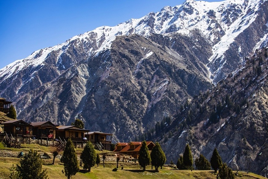 Fairy Meadows có các căn nhà gỗ dành cho du khách, từ đây có thể phóng tầm mắt ngắm trọn đỉnh Nanga Parbat. Nhiệt độ vào mùa Xuân tại đây xuống khoảng 0 độ C vào buổi đêm. Fairy Meadows có các căn nhà gỗ dành cho du khách, từ đây có thể phóng tầm mắt ngắm trọn đỉnh Nanga Parbat. Nhiệt độ vào mùa Xuân tại đây xuống khoảng 0 độ C vào buổi đêm.