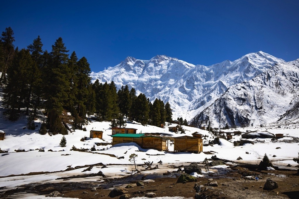 Từ Fairy Meadows, du khách tiếp tục di chuyển khoảng 3 tiếng nữa để vào đến trại Beyal Camp dưới chân núi Nanga Parbat. Từ đây mới thấy được sự hùng vĩ của ngọn núi. Vào mùa xuân, tuyết vẫn phủ kín nên chưa có ai leo núi. Phải chờ đến khi tuyết tan, du khách mới có thể chinh phục ngọn núi này.