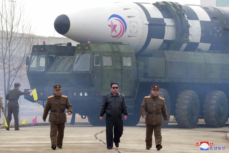 Nhà lãnh đạo Kim Jong-un đã trực tiếp thị sát và chỉ đạo vụ phóng thử ICBM ngày 24/3. (Nguồn: KCNA)