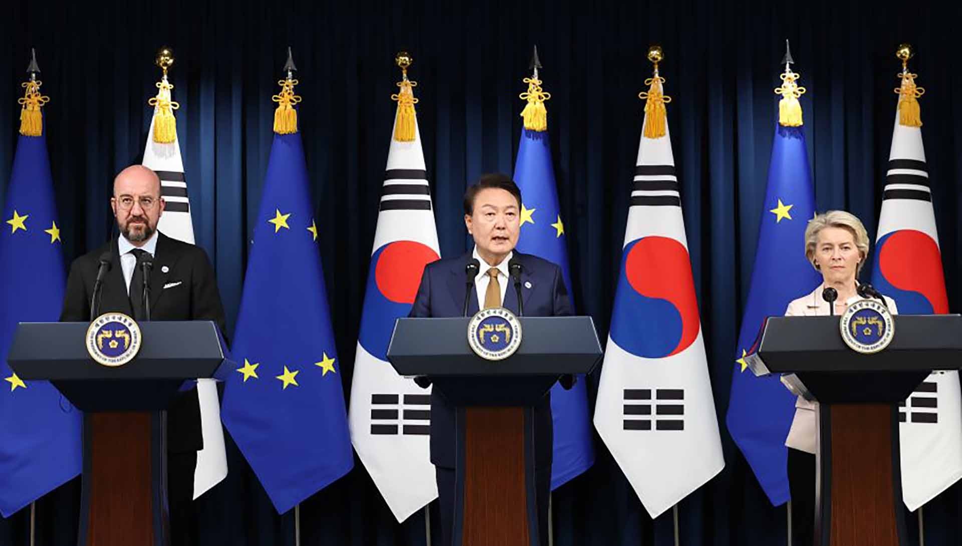 Tổng thống Hàn Quốc Yoon Suk Yeol, Chủ tịch Ủy ban châu Âu Ursula von der Leyen và Chủ tịch Hội đồng châu Âu Charles Michel tại thủ đô Seoul ngày 22/5. (Nguồn: YONHAP)