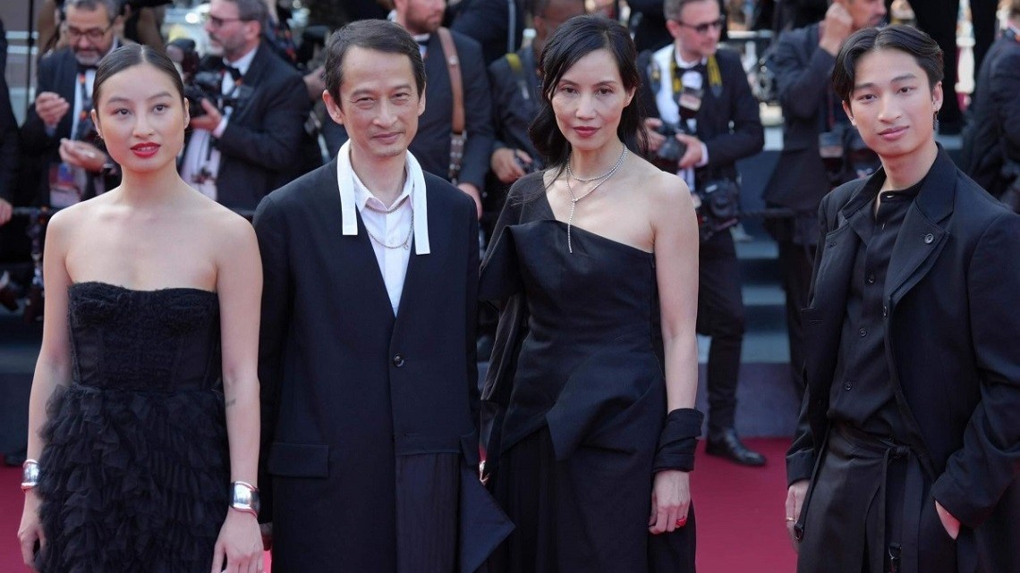 Đạo diễn Trần Anh Hùng, Phạm Băng Băng và Song Joong Ki rạng rỡ trên thảm đỏ LHP Cannes 2023