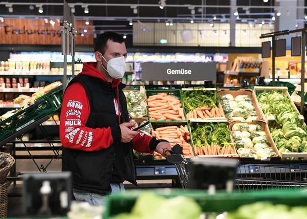 Người tiêu dùng lựa chọn mua hàng tại một siêu thị ở Frankfurt (Đức). (Ảnh: THX)