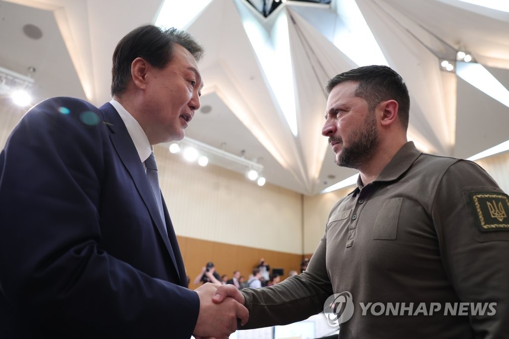 Tổng thống Hàn Quốc Yoon Suk Yeol (trái) bắt tay với Tổng thống Ukraine Volodymyr Zelenskyy trong phiên mở rộng của hội nghị thượng đỉnh G7 ở Hiroshima, Nhật Bản, vào ngày 21 tháng 5 năm 2023.