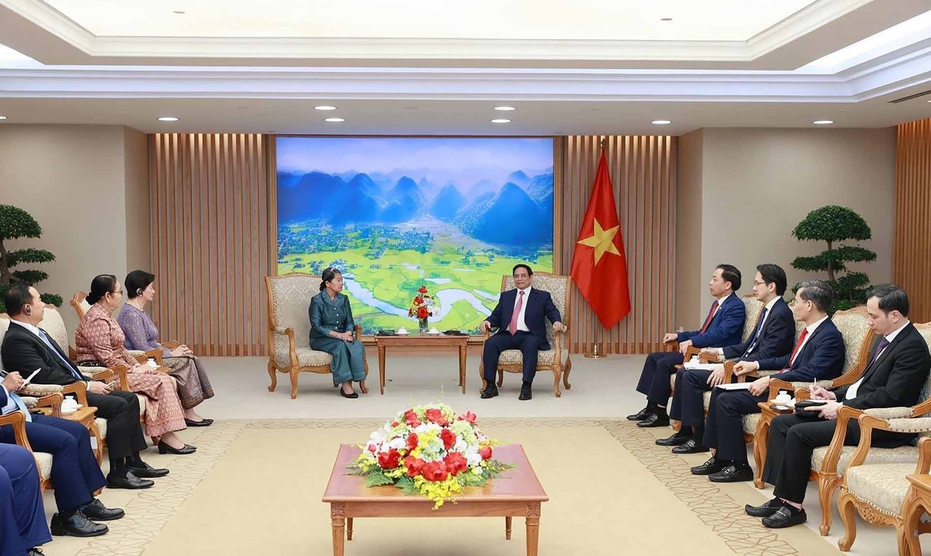 Thủ tướng Phạm Minh Chính tiếp Phó Thủ tướng, Bộ trưởng Bộ Quan hệ với Quốc hội-Thượng viện và Thanh tra Campuchia Men Sam An. (Nguồn: TTXVN)