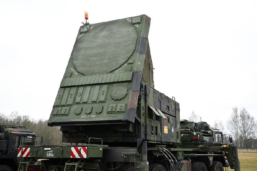 Bảo vệ Hội nghị thượng đỉnh NATO, các khẩu đội Patriot được 'gọi tên'. Hình ảnh Toàn cảnh một phần của hệ thống tên lửa đất đối không phòng thủ di động, Patriot, trước khi nó được vận chuyển đến Ba Lan từ Gnoien, Đức ngày 23 tháng 1 năm 2023. (Nguồn: Reuters)