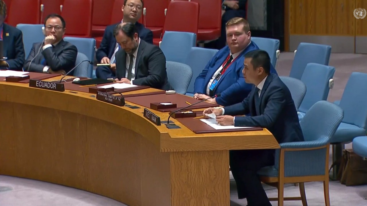 Đại sứ Đặng Hoàng Giang, Trưởng Phái đoàn Thường trực Việt Nam tại Liên hợp quốc phát biểu tại Phiên thảo luận mở của Hội đồng Bảo an với chủ đề “Bảo đảm an ninh và phẩm giá của thường dân trong xung đột: giải quyết tình trạng thiếu lương thực và bảo vệ các dịch vụ thiết yếu”.