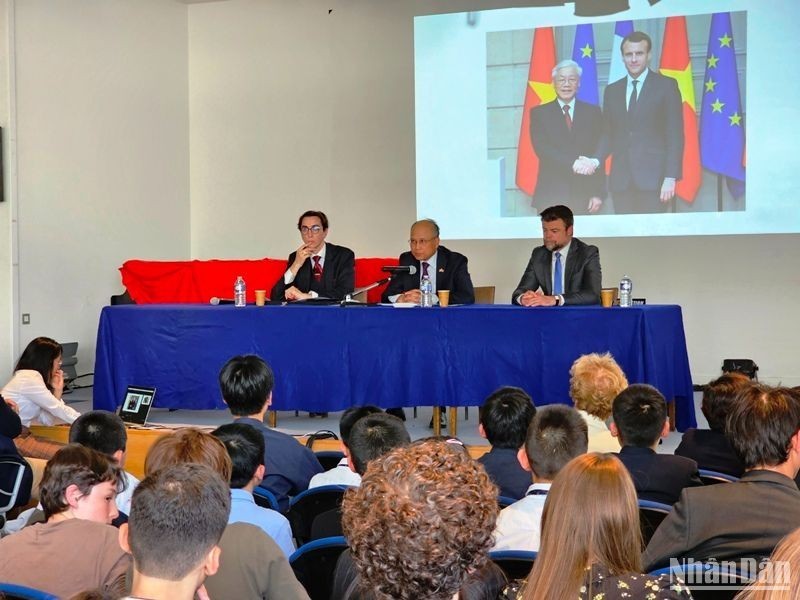 Vietnamese Ambassador to France Dinh Toan Thang speaks at the event. (Photo: NDO)