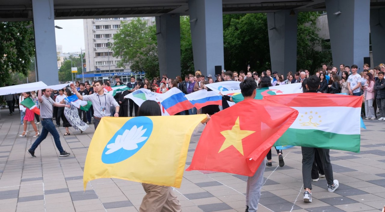 Màn diễu hành quốc kỳ khai trương sự kiện. Sinh viên Việt Nam tham dự Ngày hội sinh viên quốc tế tại Đại học MISIS (Nga)