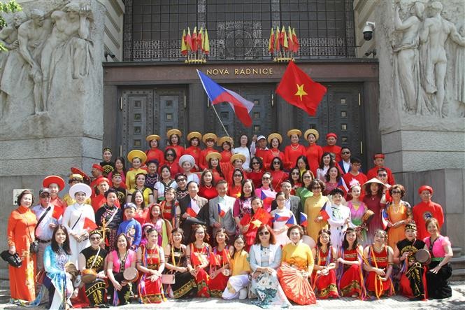 Cộng đồng người Việt Nam Czech tham gia Festival các dân tộc thiểu số với chủ đề “Praha - trái tim của các dân tộc” . (Nguồn: TTXVN)