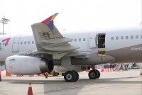Asiana Airlines có hành động đầu tiên sau sự cố hành khách mở cửa máy bay ngay trước khi hạ cánh