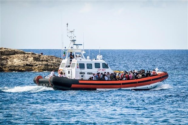 Tàu chở người di cư tới nơi tiếp nhận tạm thời trên đảo Lampedusa, Italy. (Nguồn: AFP)