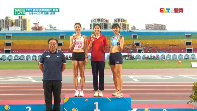 Nguyễn Thị Huyền trên bục nhận huy chương 400m rào nữ.Ảnh: BTC