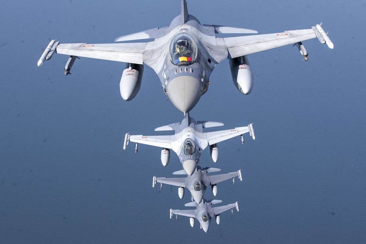 Ảnh ấn tượng tuần (22-28/5): Binh sĩ Ukraine sửa xe chiến đấu, Nga-Trung Quốc ‘kề vai sát cánh’, ‘đại bàng chiến’ F-16 thực thi nhiệm vụ ở biển Baltic