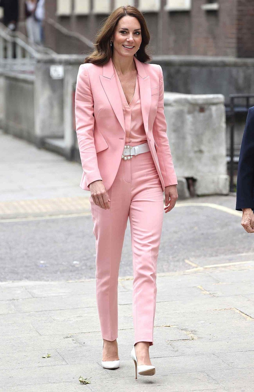 Khi thực hiện một loạt công vụ liên quan đến dự án về trẻ thơ ở London tuần này, Vương phi xứ Wales Kate gây chú ý với bộ suit màu hồng phấn của Alexander McQueen, kết hợp với áo sơ mi bên trong đồng màu. Để trang phục có điểm nhấn, cô chọn diện cùng thắt lưng to bản và giày cao gót màu trắng.