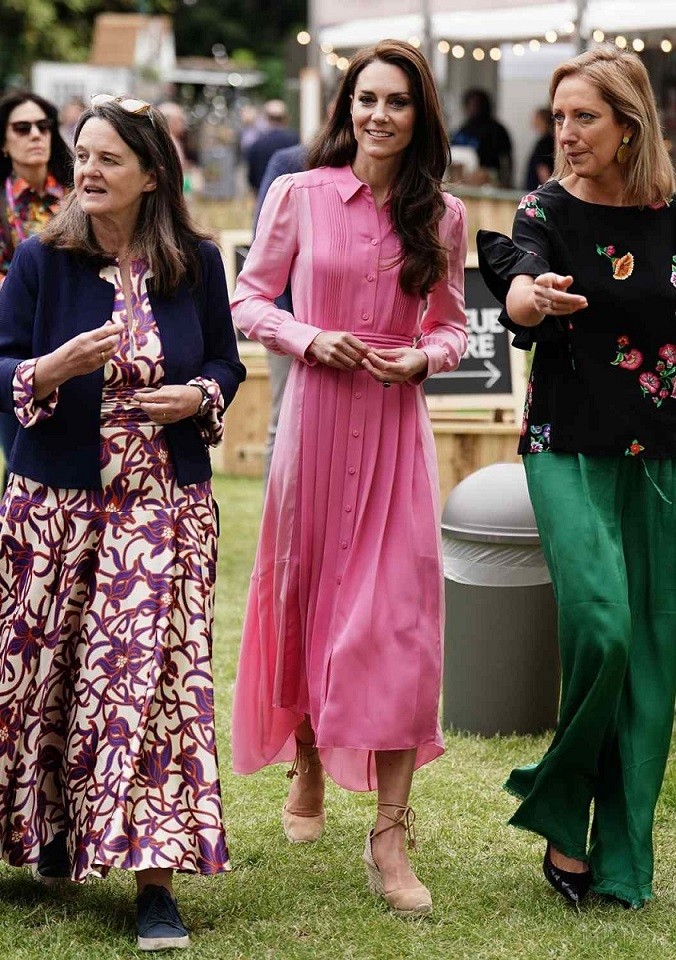 Công nương 41 tuổi được các học sinh đi dã ngoại bày tỏ niềm yêu thích khi có mặt tại Triển lãm hoa Chelsea vài ngày trước. Dù xuất hiện không báo trước, Kate vẫn hút mọi sự chú ý trong chiếc váy sơ mi màu hồng của ME+EM, kết hợp với giày đế xuồng để dễ dàng di chuyển trên nền cỏ.