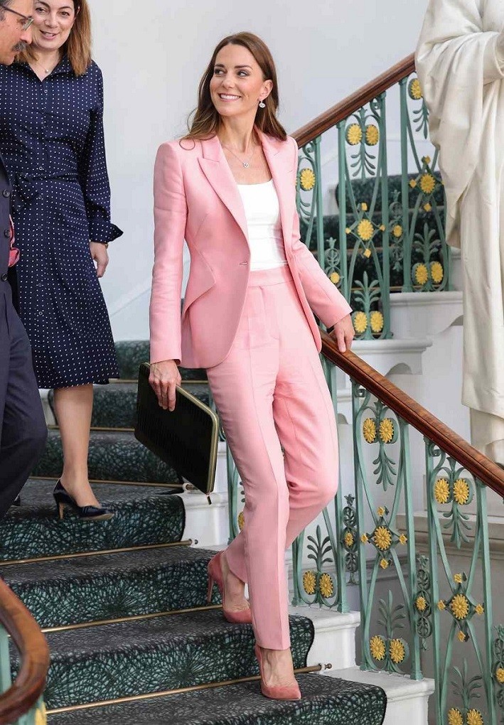 Bộ suit màu hồng phấn Kate mặc hôm 25/5 từng được cô diện lần đầu hồi tháng 6/2022 khi dự thảo luận của Quỹ Hoàng gia. Tuy nhiên, lần đó cô phối với áo cotton trắng và giày da lộn màu hồng đào.
