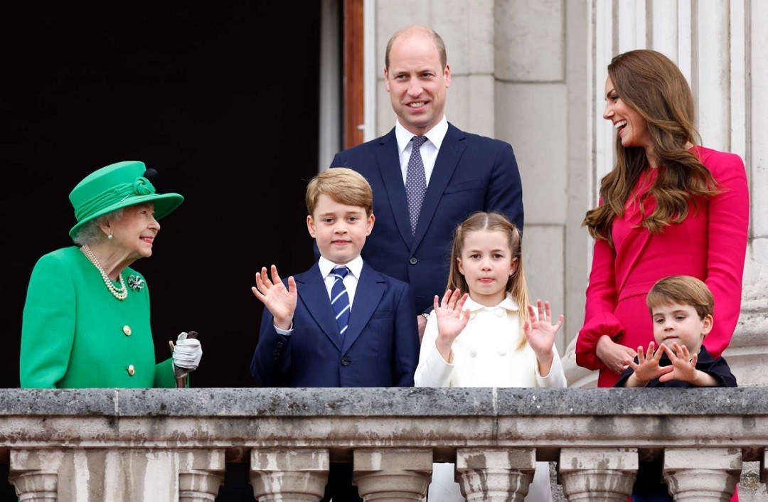 Trên ban công Điện Buckingham trong đại lễ Bạch kim mừng 70 năm lên ngôi của Nữ hoàng Elizabeth II, Kate chọn váy xếp nếp màu hồng mâm xôi của Stella McCartney.