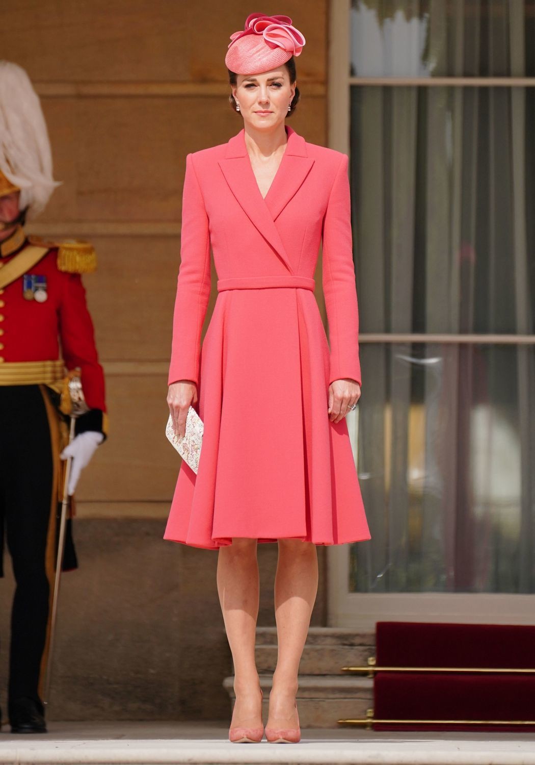 Tại tiệc vườn ở Điện Buckingham tháng 5/2022, Nữ công tước xứ Cambridge xuất hiện rực rỡ trong chiếc áo khoác dạng váy màu hồng san hô và giày cao gót ton sur ton.