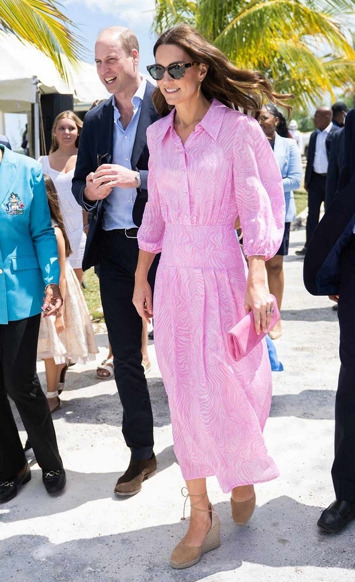 Trong ngày cuối chuyến công du Caribbean cùng Hoàng tử William tháng 3/2022, Kate chọn váy hồng có họa tiết đá cẩm thạch của thương hiệu RIXO. Màu sắc của chiếc váy được cho là một cách cô tôn vinh vùng đất nhiệt đới tuyệt đẹp này.   