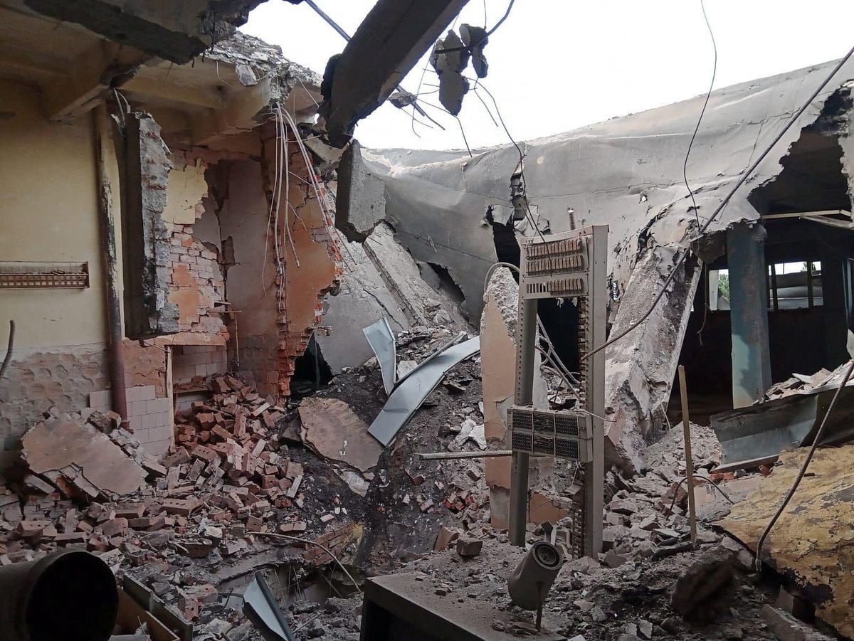 (05.30) Hiện trường một ngôi nhà đổ nát sau đợt tấn công của Nga tại thị trấn Toretsk, vùng Donetsk ngày 30/5. (Nguồn: Reuters)