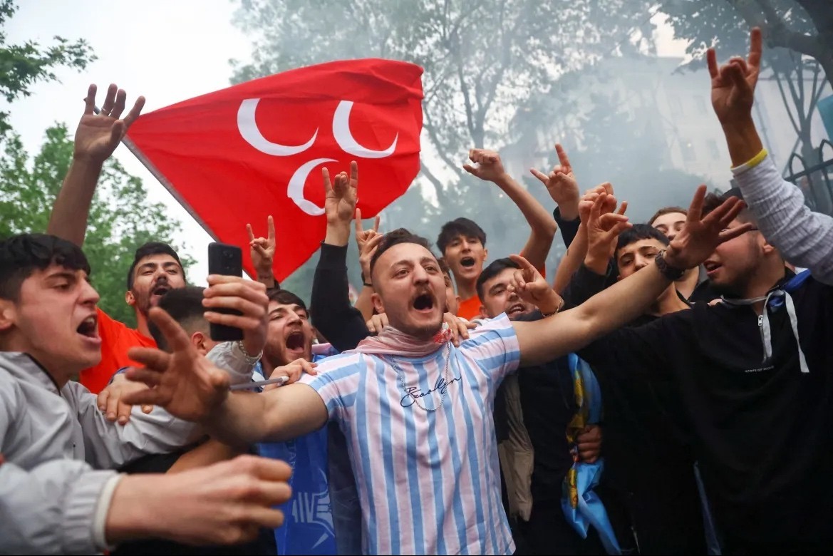 Người dân Thổ Nhĩ Kỳ xuống đường mừng chiến thắng của Tổng thống Erdogan