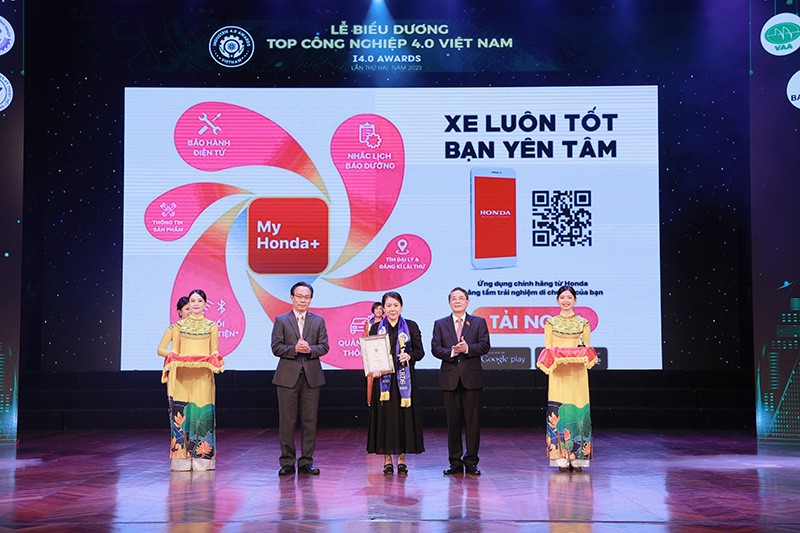 Đại diện Công ty Honda Việt Nam nhận kỷ niệm chương và chứng nhận tại Lễ biểu dương