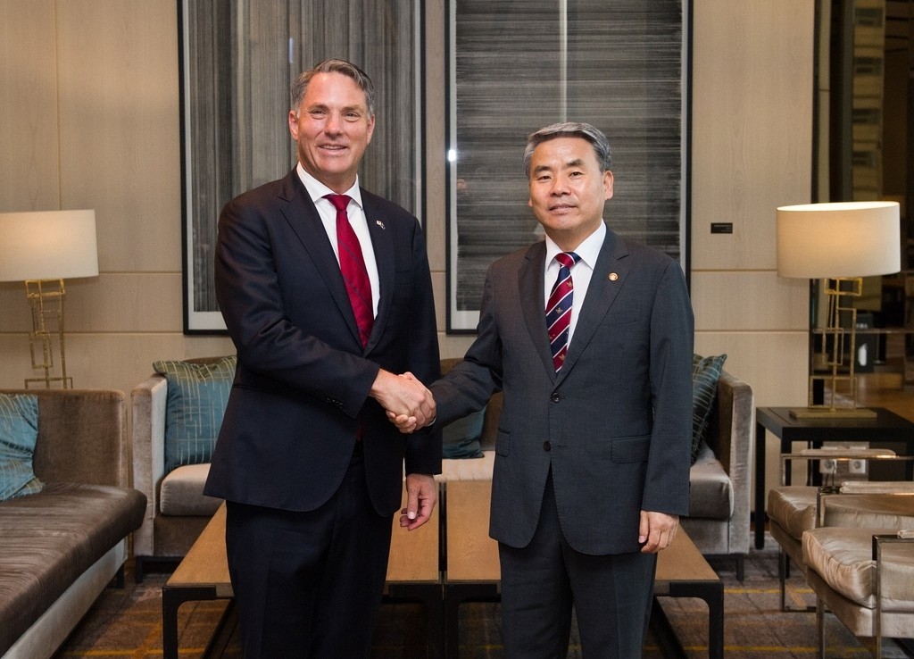 Bộ trưởng Quốc phòng Hàn Quốc Lee Jong-sup (phải) và người đồng cấp Australia Richard Marles (trái) tại cuộc gặp ở Seoul, Hàn Quốc, ngày 30/5/2023. (Nguồn: Yonhap)
