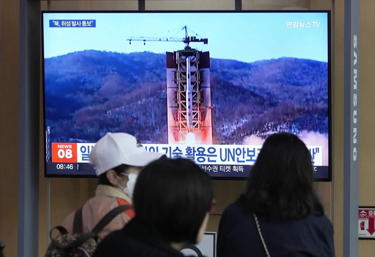 (05.31) Một màn hình TV tại thủ đô Seoul, Hàn Quốc trình chiếu thông tin liên quan đến các vụ thử tên lửa đạn đạo của Triều Tiên ngày 29/5. (Nguồn: Yonhap)