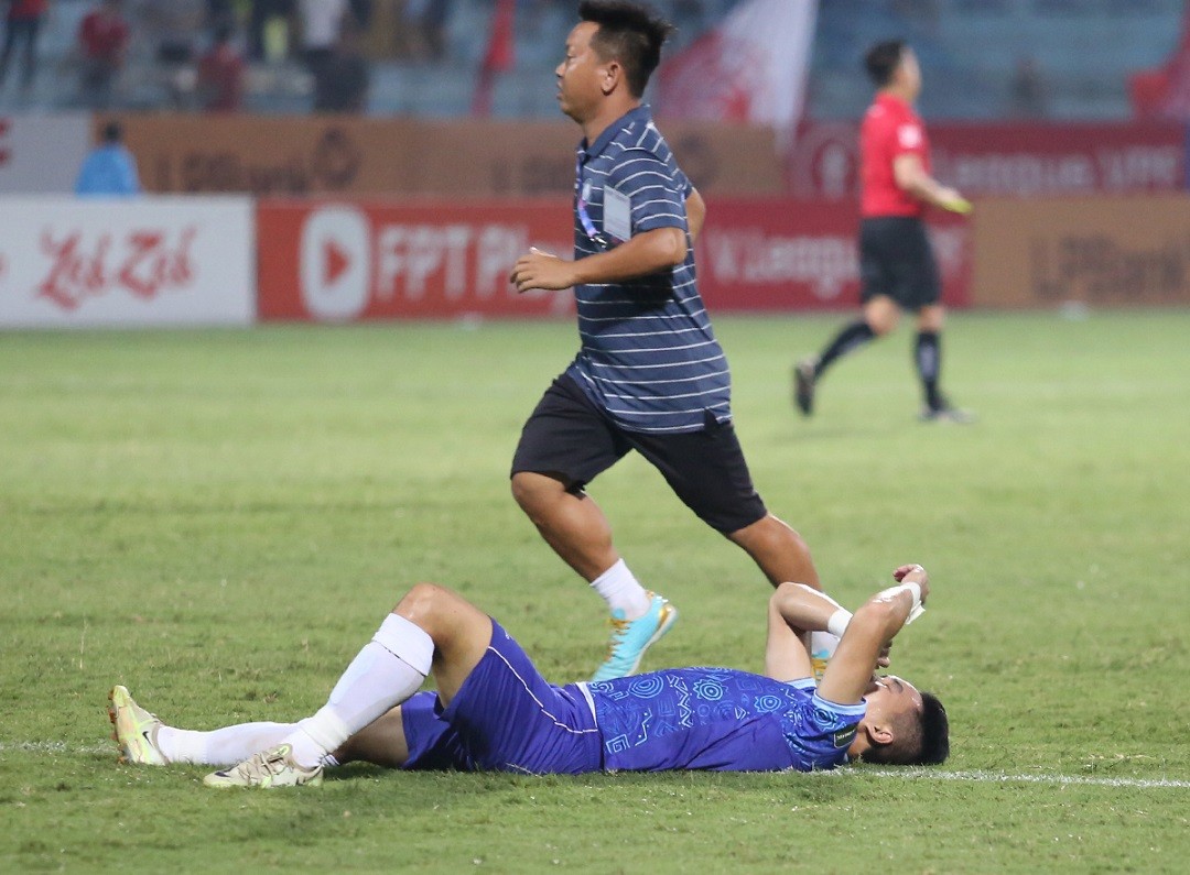 Ngay sau khi tiếng còi kết thúc trận đấu tại vòng 10 V-League 2023 vang lên, nhiều cầu thủ của Khánh Hòa nằm vật ra sân. Đội bóng thành phố biển phải rất vất vả để cầm hòa chủ nhà CAHN với tỷ số 0-0.