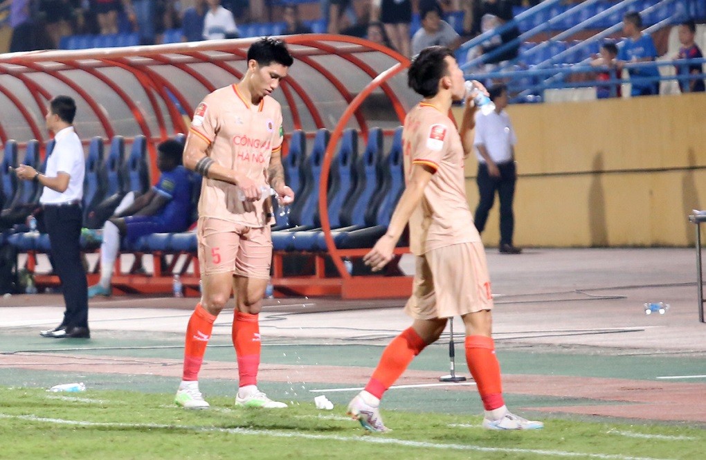 V-League 2023: Những hình ảnh trong trận đấu CLB CAHN hòa Khánh Hòa trên sân Hàng Đẫy
