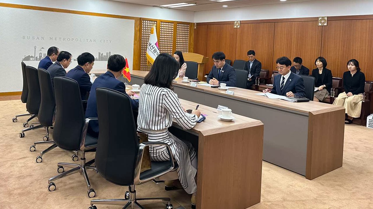 Đoàn các địa phương chào xã giao với Phó Thị trưởng thành phố Busan.