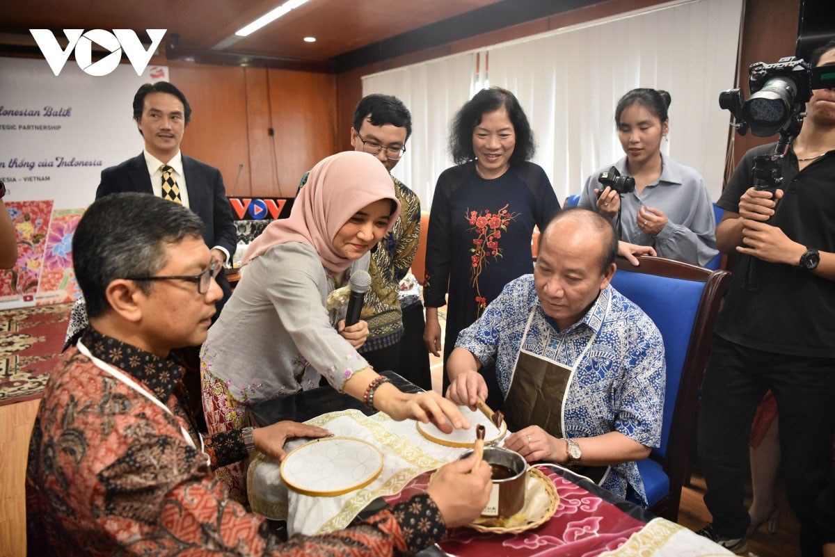 Batik - Indonesia’s traditional fabric dyeing technique introduced in Hanoi