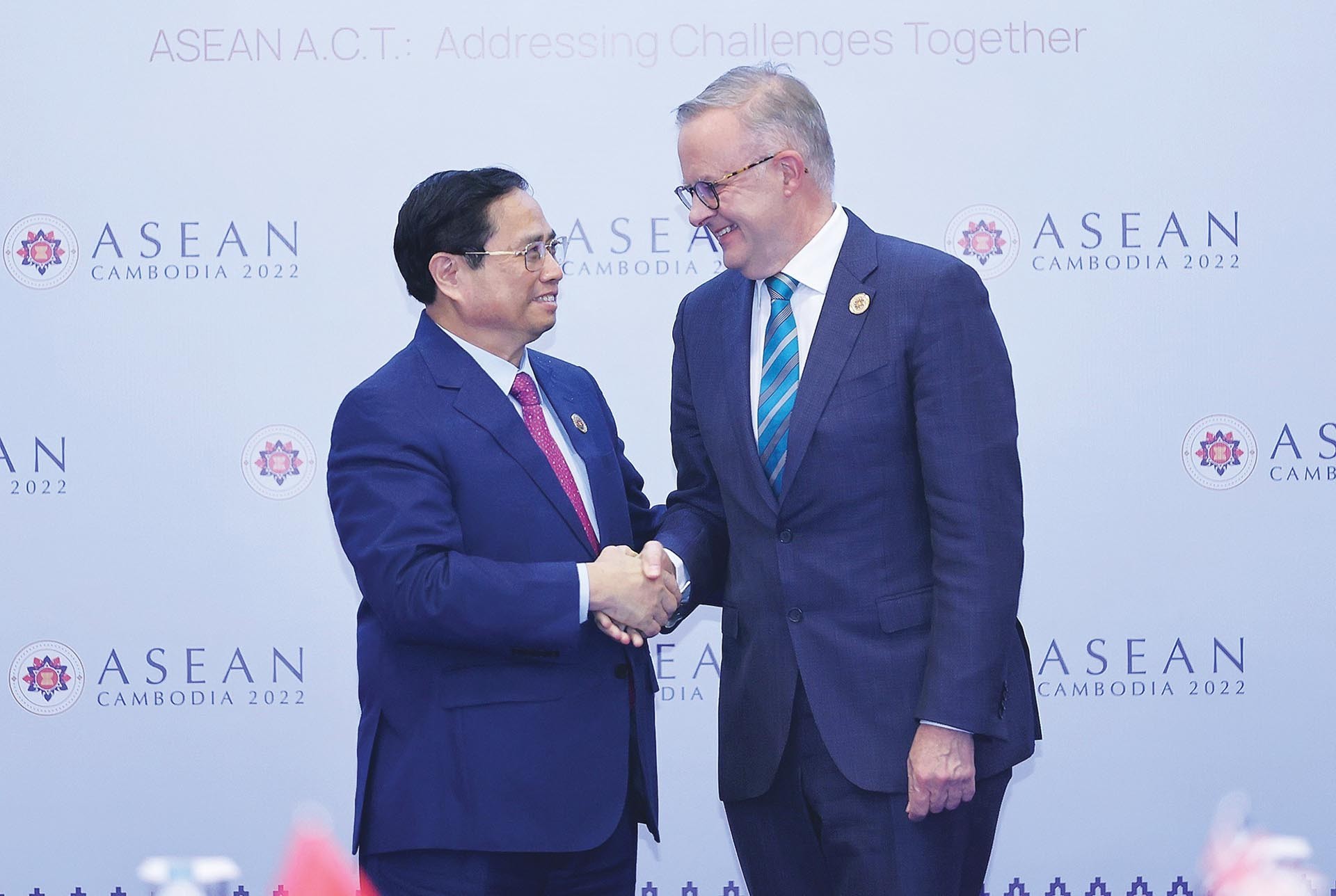 Thủ tướng Chính phủ Phạm Minh Chính và Thủ tướng Australia Anthony Albanese tại thủ đô Phnom Penh, Campuchia, ngày 12/11/2022. (Nguồn: TTXVN)