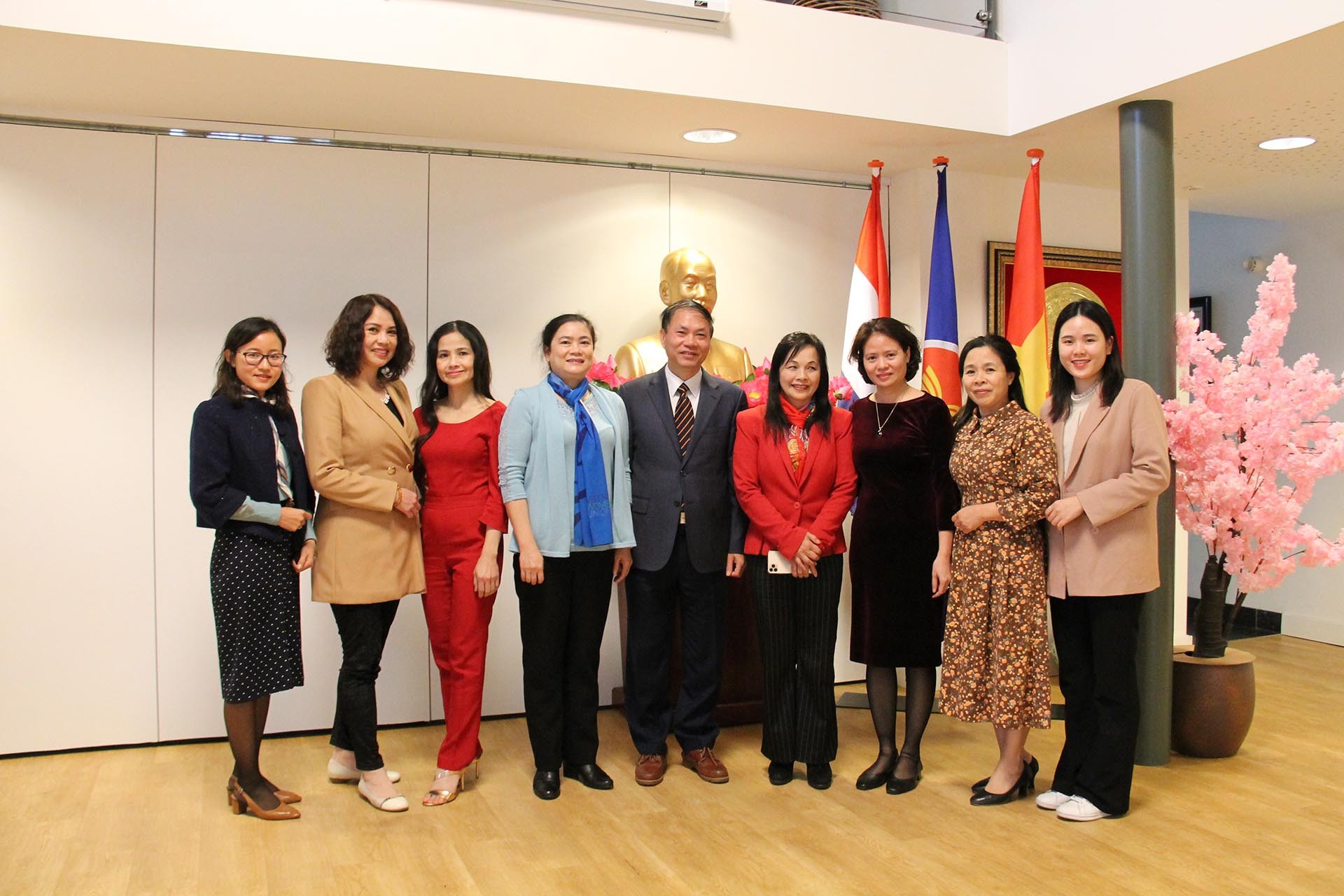 Đại sứ Phạm Việt Anh và Đoàn Trung ương Hội Liên hiệp Phụ nữ Việt Nam