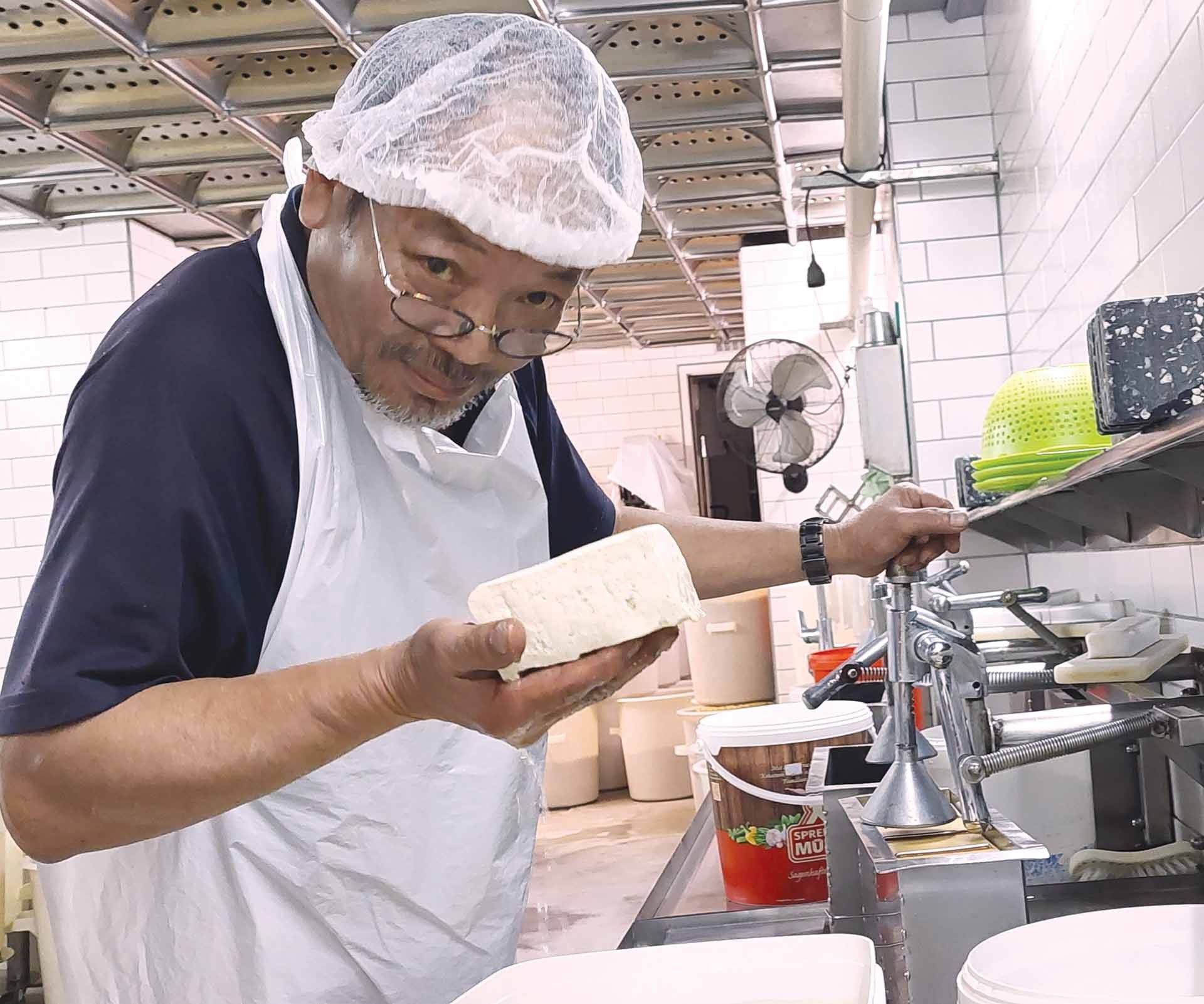 Doanh nhân Việt kiều Đức Nguyễn Quốc Khánh - chủ một xưởng sản xuất đậu phụ ở Berlin. (Ảnh: Minh Hòa)