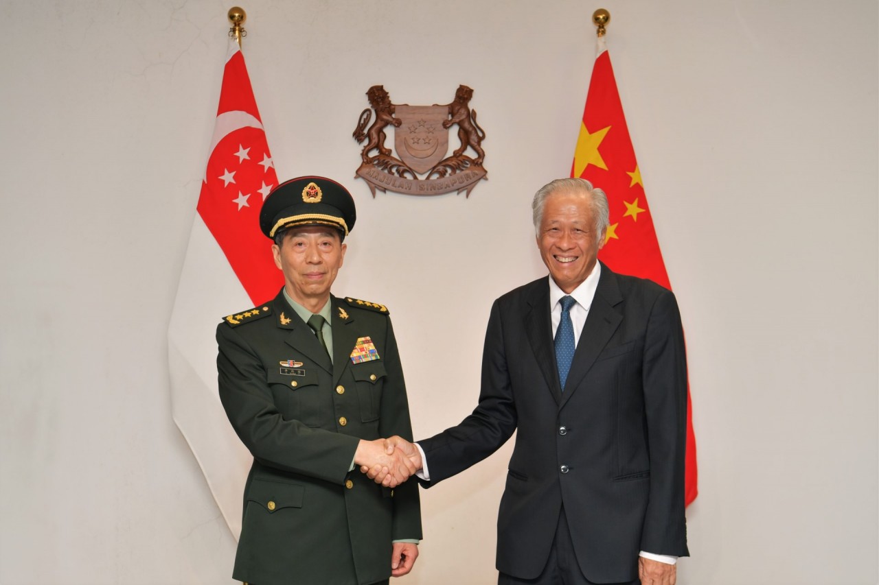 (06.01) Bộ trưởng Quốc phòng Trung Quốc và Singapore chứng kiến lễ ký thỏa thuận về đường dây liên lạc quân sự giữa lãnh đạo quân đội hai nước. (Nguồn: Bộ Quốc phòng Singapore)