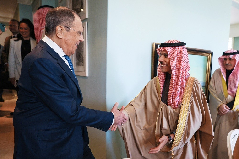 (06.02) Ngoại trưởng Nga Sergei Lavrov và người đồng cấp Saudi Arabia Farban bin Faisal gặp gỡ ngày 1/6 tại Cape Town, Nam Phi. (Nguồn: AP)