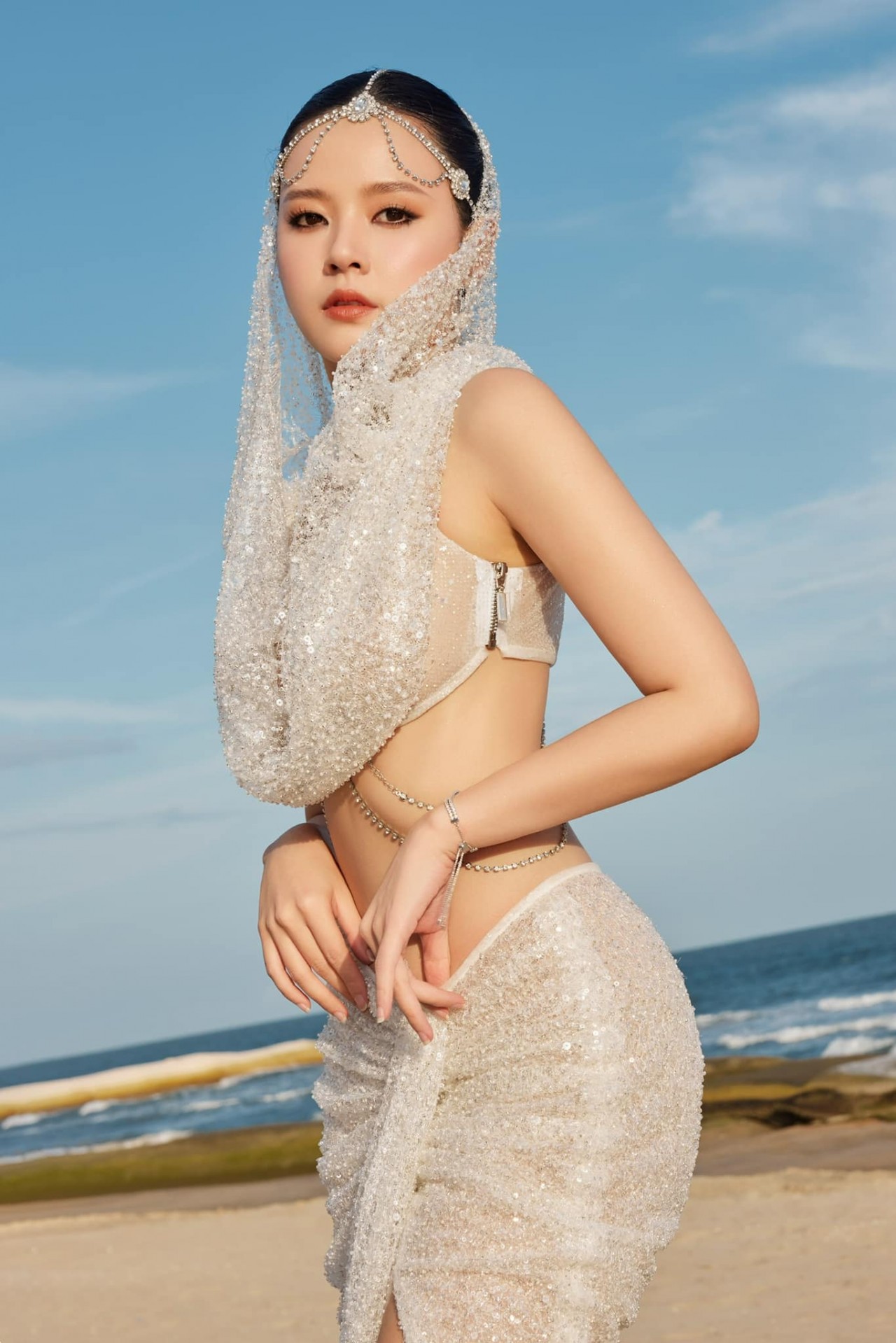 Midu khoe 'eo con kiến' Midu khoe 'eo con kiến'
