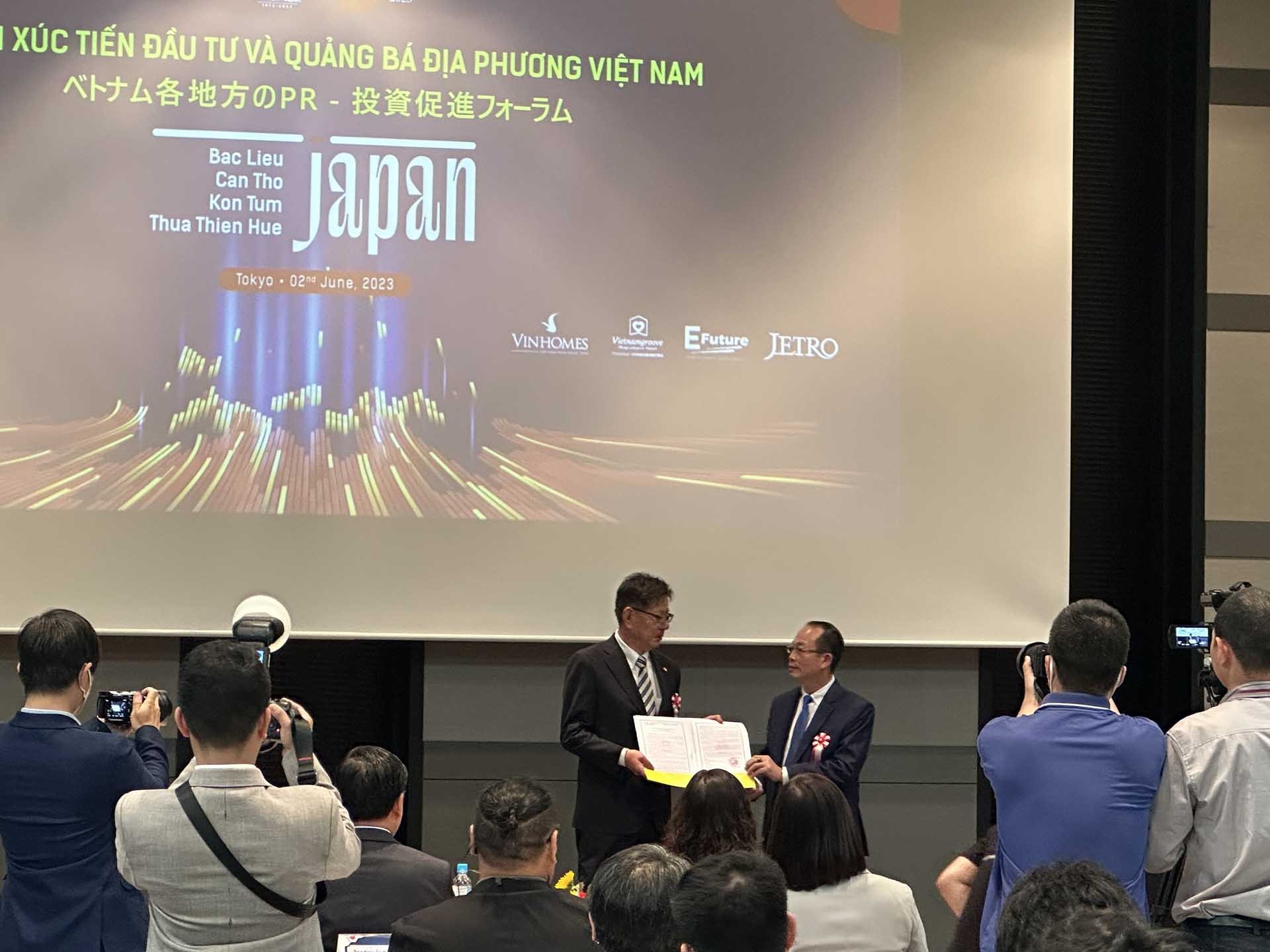 Phó Chủ tịch UBND Thừa Thiên Huế Phan Quý Phương trao giấy Chứng nhận đầu tư cho công ty Okura Industrial, Nhật Bản.