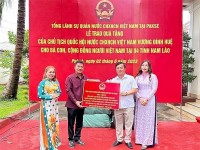Chủ tịch Quốc hội tặng 2 tấn vật phẩm phục vụ dạy và học tiếng Việt cho cộng đồng tại 4 tỉnh Nam Lào